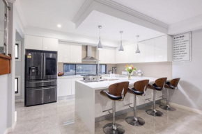 Captivating 5BR Pet Friendly Home with Fully Fully Equiped Kitchen And Fast WIFI
